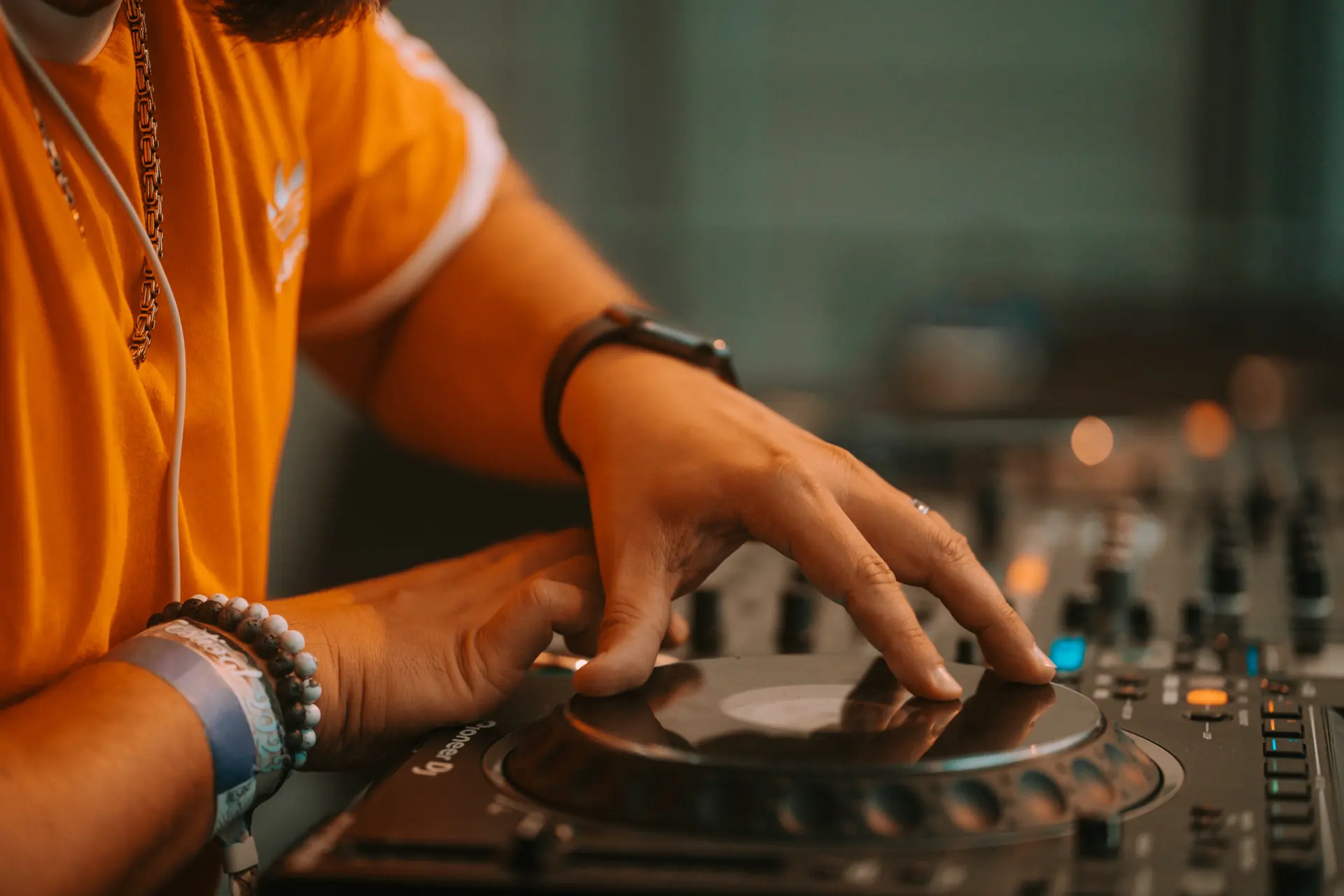 KARL KANE beim Auflegen am Pioneer CDJ